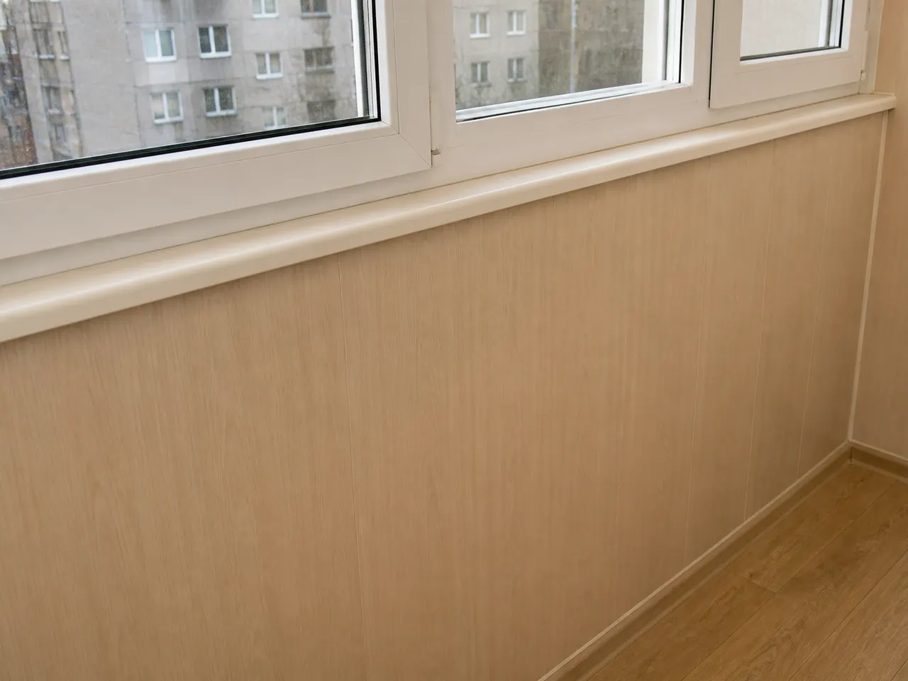 Внутренняя отделка стен лоджии светлыми панелями